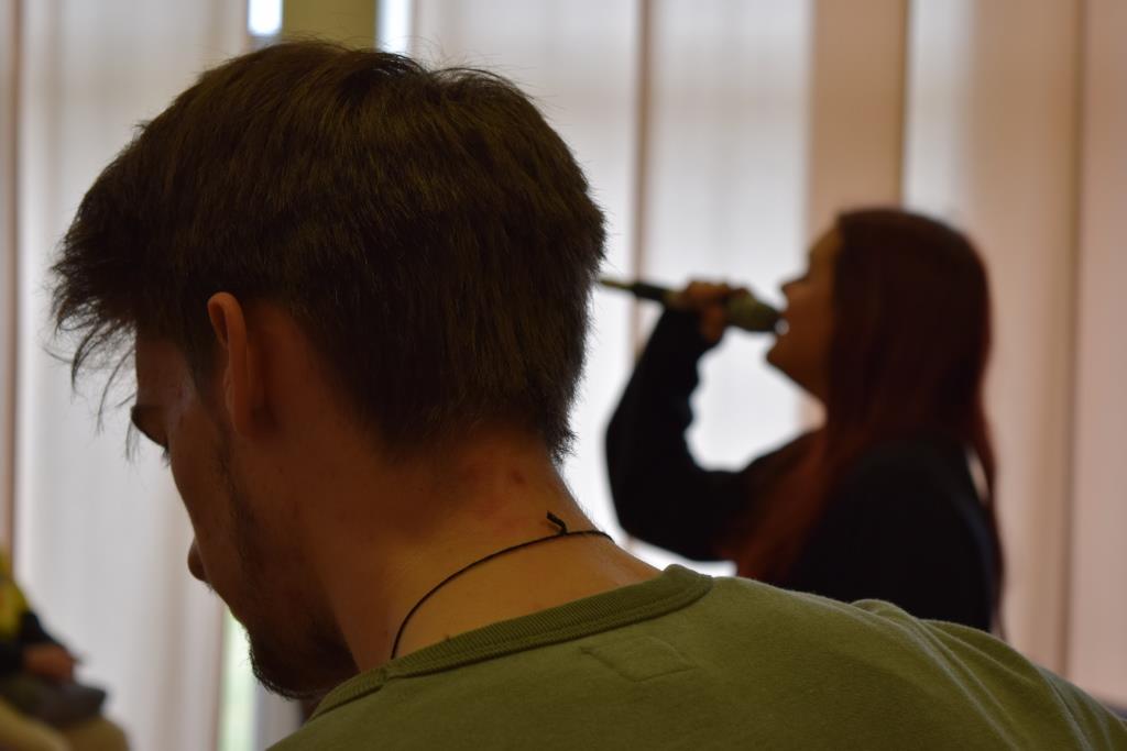 Stihove pjesme „Oggi sono io“ otpjevala je Ariana Paripović, a za note se pobrinuo Marko Duvnjak.